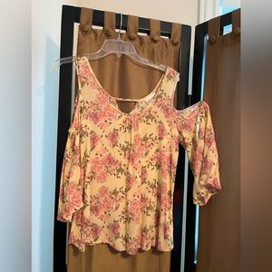 Shyanne blouse yellow with leek-a-boo shoulders